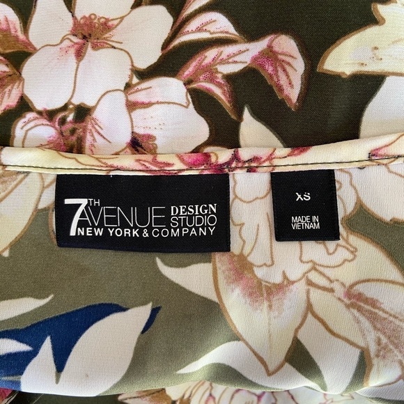 New York & Company Green Floral Capped-Sleeve Blouse - Picture 5 of 5